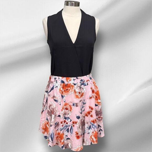 THREE EIGHTY TWO Women’s Floral Print Mini Skirt in the Size Large - Picture 2 of 14
